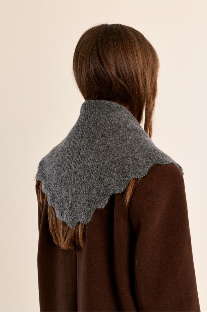 Col en maille, broderies ajourées