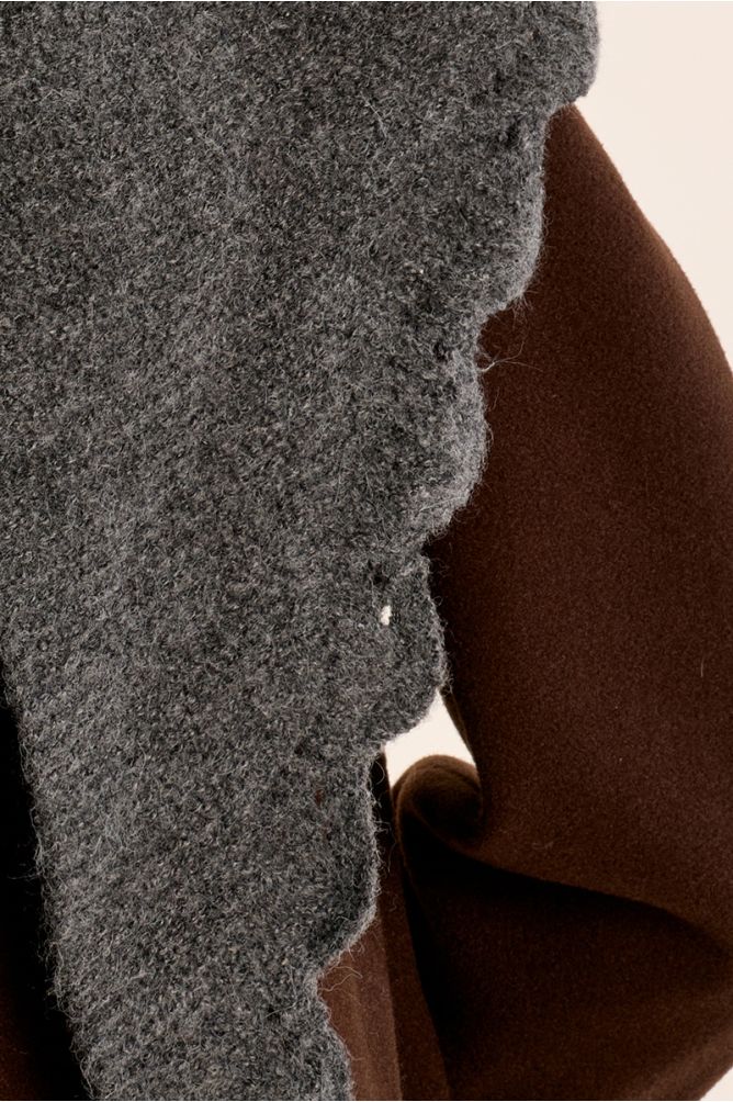 Col en maille, broderies ajourées