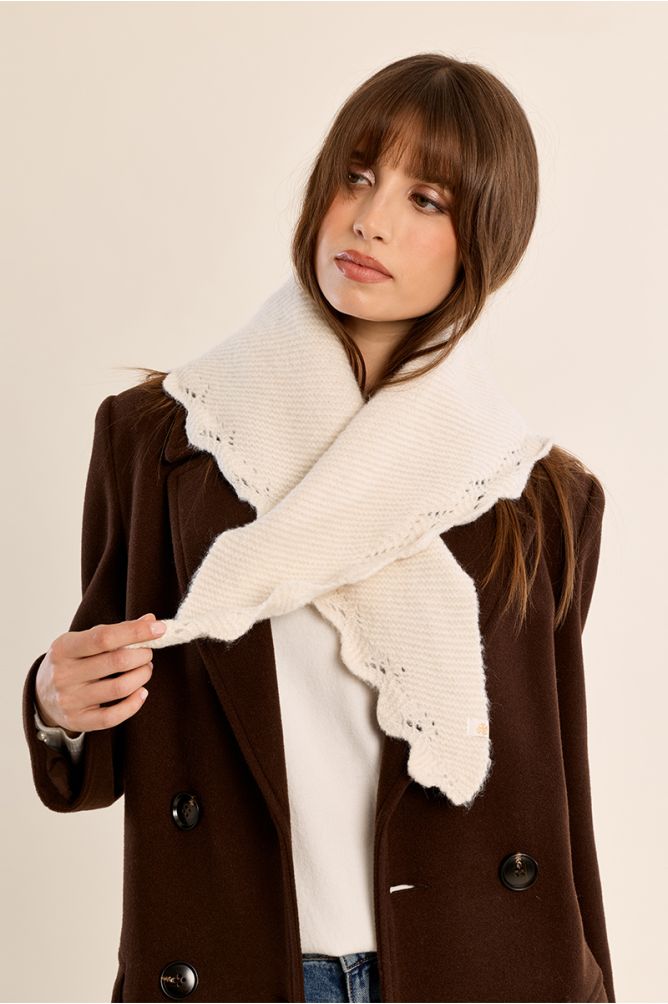 Col en maille, broderies ajourées
