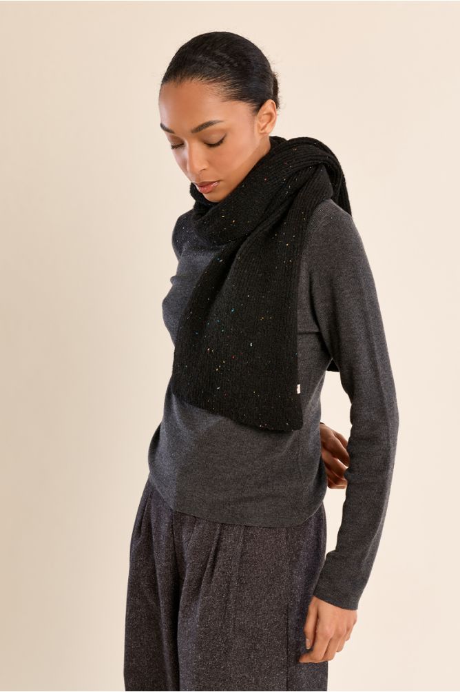 Knitted scarf, with sequins