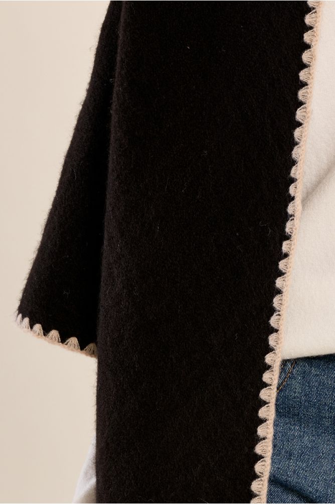 Poncho largo con detalles bordados