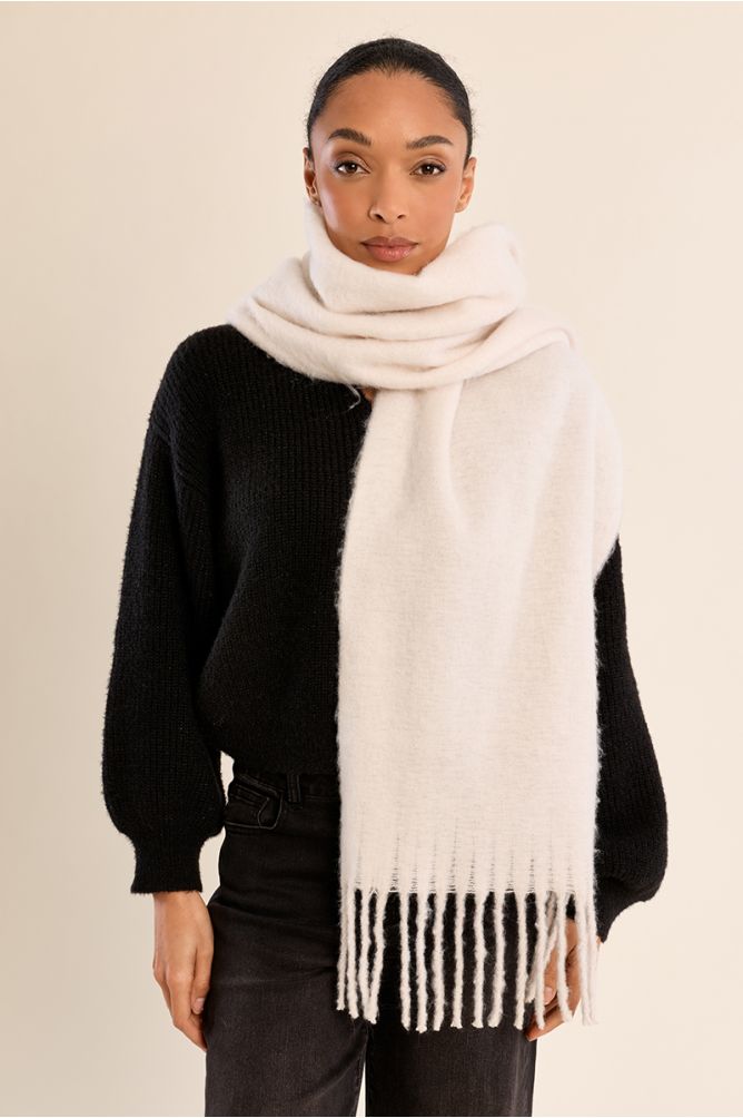 Knitted scarf, fringed