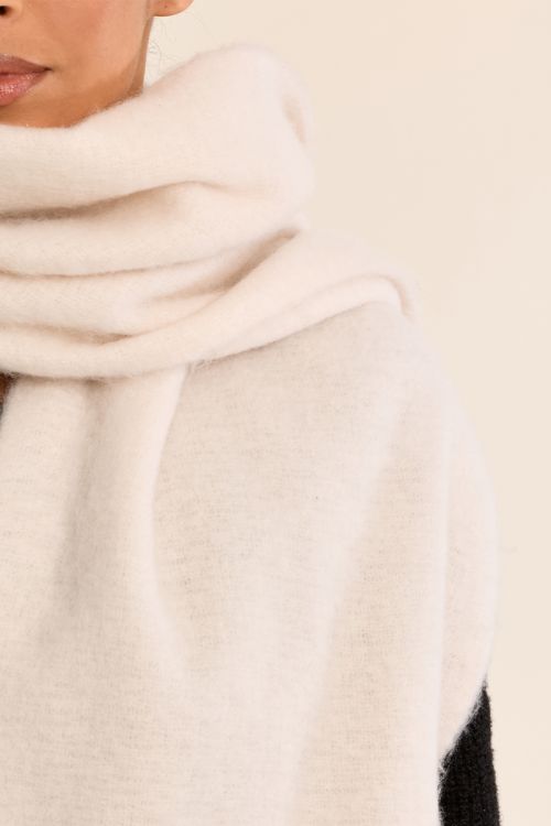 Knitted scarf, fringed