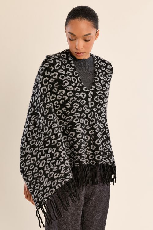 Poncho con estampado y flecos