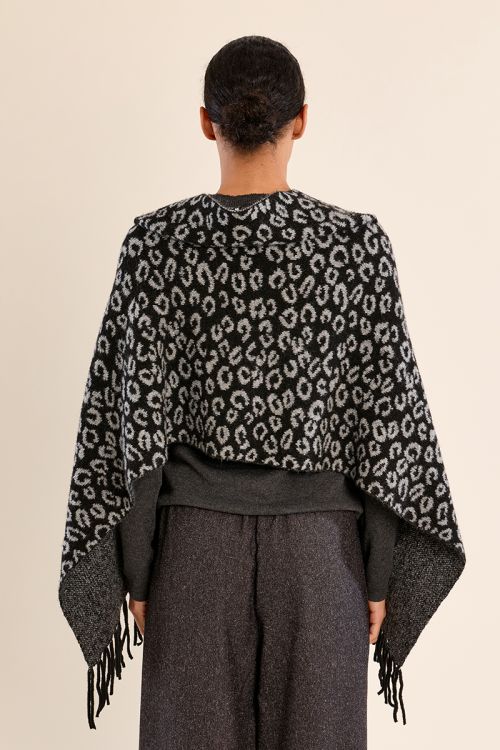 Poncho con estampado y flecos