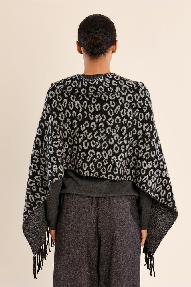 Poncho con estampado y flecos