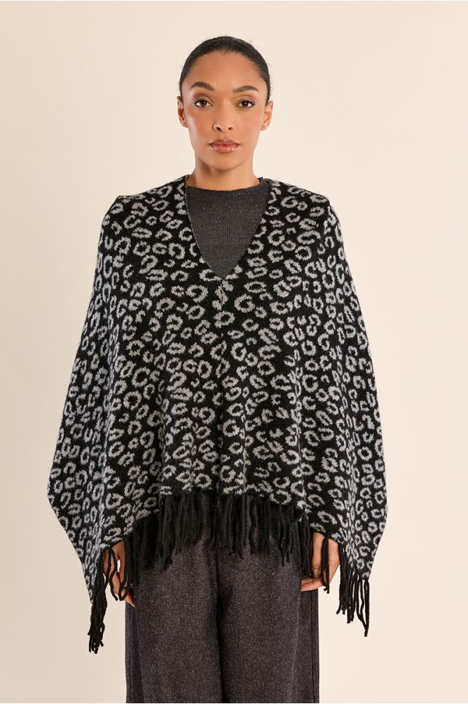 Poncho con estampado y flecos
