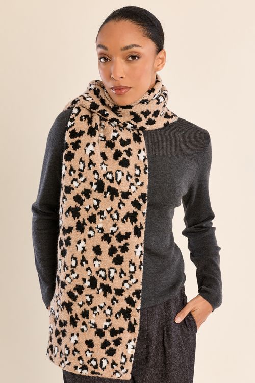 Knitted scarf, leopard