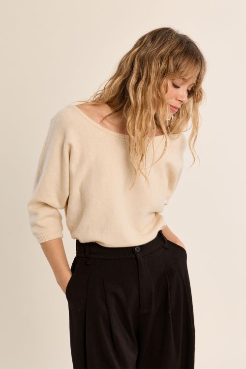 Pull aux manches trois quart, à dos nu