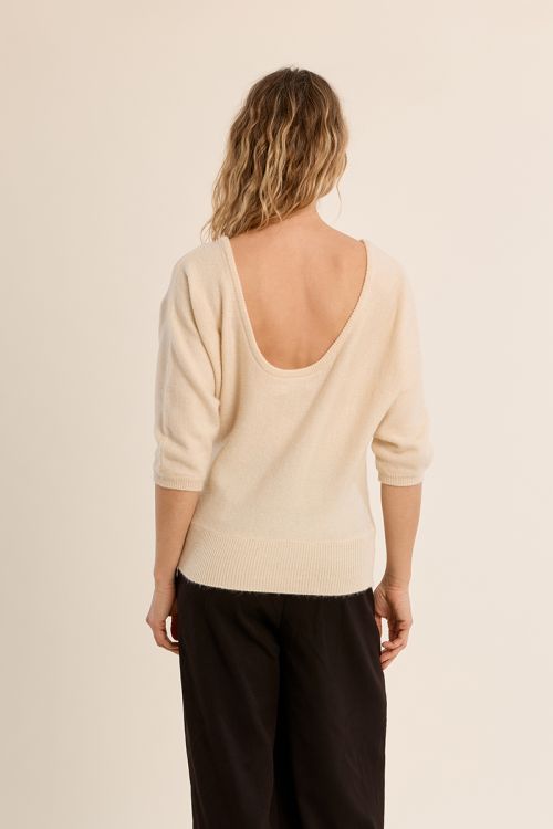 Pull aux manches trois quart, à dos nu