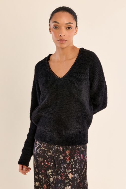 V-neck sweater, with lace