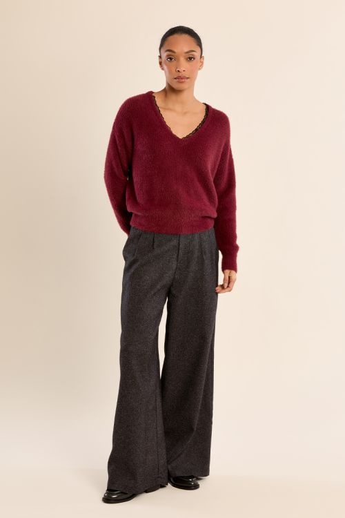 V-neck sweater, with lace