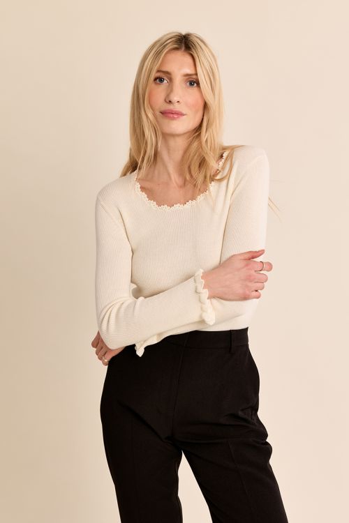Pull en maille côtelée, col en dentelle